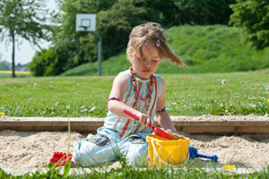 Kind spielt im Sandkasten