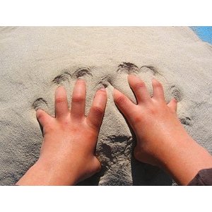 Sand mit Händen
